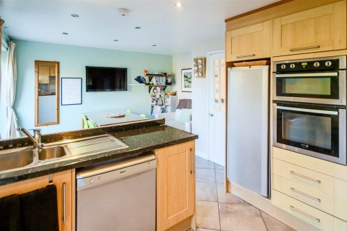 Wessex Gardens, Twyford, Reading - Photo 5